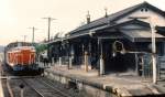 DE10: In einem längst vergangenen August führt die DE10 1516 einen Lokalgüterzug durch die ländliche Station Tôtômi Sakuragi unweit der Stadt Hamamatsu.