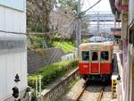 Hanshin Konzern, Mukogawa-Linie: Diese kurze Linie zweigt unterwegs ab und führt 1,7 km in eine mit Wohnsilos dicht überbaute Siedlung im Industriegebiet nahe am Meer.
