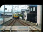 Iyo-Bahn im Nordwesten der Insel Shikoku, Gunchû-Linie von der Stadt Matsuyama aus nach Südwesten: Kreuzung mit dem alten Zug 824, der von der S-Bahn in Tôkyô (Keiô Konzern)