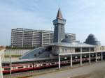 Keikyû-Züge auf fremden Strecken: Typische Architektur auf der Chiba New Town-Bahn, die im Zusammenhang mit den riesigen Ueberbauungen im Norden der Präfektur Chiba in den 1980er und