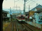 Kintetsu-Konzern, 1067mm-Spurstrecken - Zweiwagenzüge Serie 6400: Zug 6418 fährt ins Pilgerdorf Takidani Fudô ein, am Fusse des Gebirges, das den Raum Osaka südlich abschliesst.