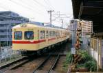 Nishitetsu-Konzern, Kaizuka-Linie (1067mm-Spur): Der alte Zug 315/365 bei der Ausfahrt aus Wajiro, östlich der Grossstadt Fukuoka.