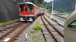 Odakyu Serie 1000 Set 1060 bei der Ausfahrt aus dem Bahnhof Hakone-Yumoto, am 08.09.2016    Die Serie 1000 Triebwagen der Odakyu Railway verbinden über die Hakone Tozan Local Line die