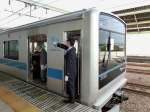 Odakyû Konzern, Serie 3000: Alle Fahrgäste sind eingestiegen, der Bahnsteigrand ist frei, die Türen können geschlossen werden.