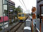 Mitten durch die Häuser kommt ein Seibu-Zug auf der typischen kurzen Linie von Kokubunji nach Hagiyama (4,6 km).