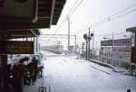 Züge des Seibu-Konzerns im heftigen Schneefall: Nach dem Eintreffen dieses Zuges in Tamagawa Jôsui an der 14,3 km langen Haijima-Linie brach die Stromversorgung zusammen und alles blieb