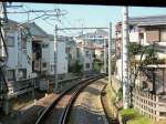 Seibu-Konzern, Toshima-Linie (1 km lang): Eine typische Seibu-Linie eng an den Häusern vorbei.