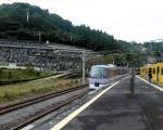 Seibu-Konzern, Chichibu-Linie: Während der S-Bahnzug 2069 in Agano wartet, kommt der Super-Express 10110 aus Chichibu entgegen.