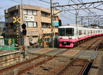 Die Shin Keisei Bahn: Bahnübergang mit ausfahrendem Zug 8803.