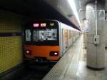 Tôbu-Konzern Serie 5xxxx / Tokyo Metro Hanzômon-Linie: Ein Zug des Tôbu-Konzerns als Kurszug auf der U-Bahn in Aoyama Itchôme.