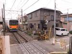 Tôbu-Konzern Serie 5xxxx: Obwohl hier etwa alle 2 Minuten ein Zug durchfährt ist es erstaunlich, wie nah an die Bahnlinie die Häuser hier in der Mitte von Tokyo gebaut sind.
