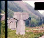 Yagan- und Aizu-Bahnen (Sdabschnitt): 20 Jahre lang lagen die Brckenpfeiler und Tunnels der Yagan-Bahn im Dornrschenschlaf, nachdem der Bau der Bahn (1966 begonnen) gestoppt worden war.
