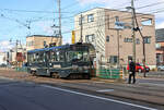 Die Strassenbahn von Hakodate (Japan, Süd-Hokkaidô): Wagen 8004 (1993 durch Umbau entstanden) vor dem Betriebshof Komaba Shako am 30.Oktober 2022.