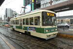 Serie 800 Nr.806 der Hiroshima Electric Railway (Straßenbahn), am 12.08.2021, Haltestelle Hiroshima Bahnhof.