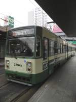 Wagen 3704 der Strassenbahn Hiroshima als Linie 2 bei der Einfahrt in die Endhaltestelle JR Hiroshima Station am 11.11.2010.
