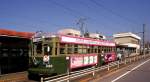 Die ältesten Strassenbahnwagen von Hiroshima - die Wagen aus Kôbe, Serie 571-587: Der heute noch im Einsatz stehende Wagen 582 (mit Werbetafeln für die japanischen Unterhauswahlen) an
