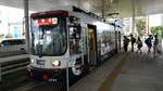 Kumamoto City Tram Typ 9700 Wagen 9702 am Bahnhof Kumamato, 24.08.2016    Wie nur unschwer zu erkennen ist handelt es sich beim Typ 9700 um eine Adtranz Niederflurstraßenbahn.