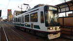 Kumamoto City Tram Typ 9200 Wagen 9201  Heidelberg  der Linie B an der Haltestelle Doshokubutsuen Iriguchi, 24.08.2016     Zwischen 1993 und 1995 baute ALNA Sharyo fünf dieser
