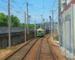 Die Strassenbahn von Nagasaki - Das Rollmaterial (Serie 361-367 und 371-377): Wagen 374 ohne Vollwerbung und im klassischen Anstrich auf der Strecke der Bahn entlang talaufwärts nach Norden.