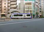 Tokyo Strassenbahn: Der neue Wagen 8806 wurde in einem eleganten weiss/violettem Anstrich geliefert.