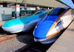 In Japan hat man keine Angst vor Farben und Formen! Rechts ein neuer Zug Typ E7 des Hokuriku-Shinkansen, links ein Zug Typ E5 des Tôhoku-Shinkansen in den Norden.