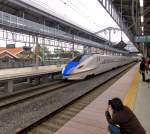 Hokuriku-Shinkansen: Jeder will sein Bild vom neuen Zug machen.