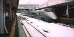 Yamagata Shinkansen - Serie 400: Ein 7-Wagenzug mit Frontwagen 422-12 unterwegs aufs Hochplateau von Yamagata knapp vor dem Einsetzen eines schweren Schneefalls in Yonezawa, 10.März 2001.