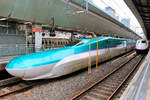 Nur mit Glück erwischt man ein Bild eines Hokkaidô Shinkansenzugs, weil fast alle Züge mit E5 von JR East Japan von Tokyo bis auf die Nordinsel Hokkaidô gefahren werden.