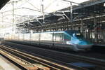 Shinkansen Limited Express  Yamabiko  nach Tôkyô mit JR East Elektrotriebzug Serie E5, In Utsunomiya Bahnhof, Am 27.12.2023.