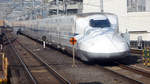 Serie N700 Set Z61 in Richtung Tokio bei der Einfahrt in den Bahnhof Kyoto, am 23.03.2012