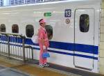 Bilder aus dem Shinkansen-Betrieb: Nach Ankunft der Züge in Tokyo steht an jedem Wagen sofort der Putzdienst bereit.