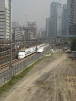 Zwei Shinkansen kreuzen auf der Stadtstrecke in Tokyo ( Hamamatsucho ) - 28/06/2007