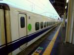 Bilder aus dem Shinkansen-Betrieb: Bei der Ein- und Ausfahrt aus den Bahnhöfen guckt der Schaffner konzentriert aus dem Fenster, um den Zug bei der geringsten Gefahr am Bahnsteig gleich stoppen