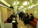 KIHA 101: Vorhänge zu und lernen! Blick ins Innere des Wagens KIHA 101-1 der Atarazawa-Linie im Hochland der Präfektur Yamagata, 18.Oktober 2011.