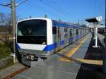Serie 531: Ein Zug mit südseitigem Steuerwagen KUHA E530-6 wartet in Takahama, um den Intercity-Express vorbeizulassen.