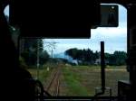 In der Heimat der Serie 107 (Nikkô-Linie): Fahrt in Zug 107-5 durch das dünn besiedelte, regenreiche Bauernland bei Kanuma.