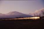 Serie 169: Bei Sonnenuntergang ein Zug vor dem Asama-Vulkan.