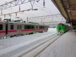 Serie 701 des Bezirks Akita - Begegnungen: In Aomori, der nördlichsten Stadt der japanischen Hauptinsel (Honshû), begegnet Zug 701-1 einem Intercity (Serie 789) von JR-Hokkaidô.