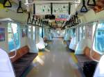 Tokyo S-Bahn, Serie 233: Das saubere und zweckmässige Innere des Steuerwagens KUHA 232-41, der eine sehr hohe Fahrgastdichte zu bewältigen hat.