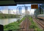 Serie 209-500: Im Stadtkern von Tokyo kurz vor Iidabashi kommt ein Zug der Serie 209-500 von der Stadt Chiba her entgegen.