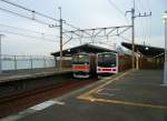 Serie 205: Musashino-Linie und Keiyô-Linie - in Ichikawa Shiohama im Küstengebiet der Bucht von Tokyo treffen sich ein Zug der Musashino-Linie (links, Steuerwagen KUHA 205-10) und ein Zug