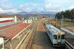 An der Südseite der alten Hauptstrecke von Hakodate nach Sapporo über den Pass: In der einsamen Station Rankoshi, mit KIHA 150-13.