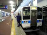 Serie 411/415: Ein neuerer Zug mit Wagen aus rostfreiem Stahl in Hakata (Stadt Fukuoka).