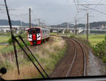 JR Kyûshû Serie 815: In voller Fahrt kreuzen sich zwei Züge Serie 815.