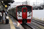 JR Kyûshû Serie 815: Zug 815-10 bei strömendem Regen in Kumamoto, 3.Mai 2016 