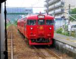 Serie 713: Ein Wechselstromtriebzug (Zug 713-4) der Region Miyazaki in Südost-Kyûshû kreuzt in Totoro, 28.Juli 2013.