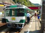 KIHA 185: Der Touristik-Triebwagen KIHA 185-26 ist im Bergdorf Ôboke im Inneren der Insel Shikoku eingetroffen.