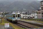 Lokalverkehr auf Shikoku - der Nordosten: Einfahrt des Triebwagens Serie 1000 Nr.