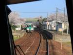 Lokalverkehr auf Shikoku - der Nordosten: Bei der Durchfahrt im Intercity-Zug durch Zôda auf der Hauptstrecke zwischen den beiden Städten Takamatsu und Tokushima wird ein Zweiwagen-Lokalzug