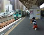 Lokalverkehr auf Shikoku - der Nordosten: Kaum ein Land hat so viele Eisenbahnfreunde wie Japan, ob junge beim Fotografieren oder Aeltere beim Genuss einer Fahrt mit der Regionalbahn.